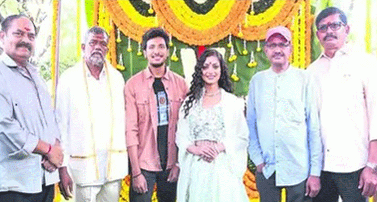 మోనాలిసాతో ఫస్ట్‌ మూవీ.. నిర్మాత నల్గొండ వాసి !