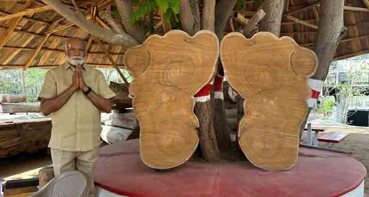 చెక్క ముక్కలపైనా మనిషి పాదాలను పోలిన ఆకృతి
