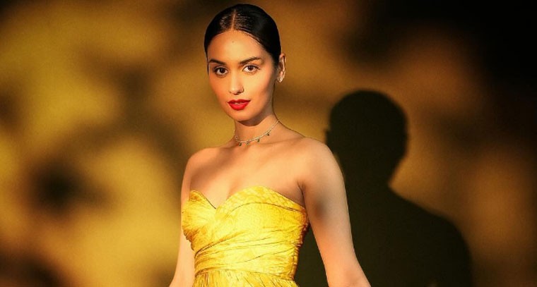 యెల్లో గౌను లో మానుషి చిల్లర్