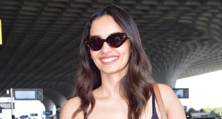 ముంబై ఎయిర్‌పోర్ట్‌లో  మానుషి చిల్లర్ 