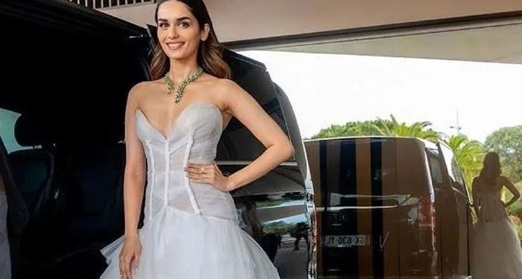 వైట్ గౌను లో మానుషి చిల్లర్