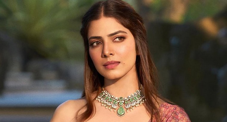 అందాలతో  మాళవిక మోహనన్  అదరహో 