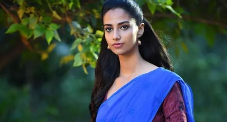 పొంగల్ రేసులో మీనాక్షి చౌదరి.. హ్యాట్రిక్ హిట్ కొట్టేనా?