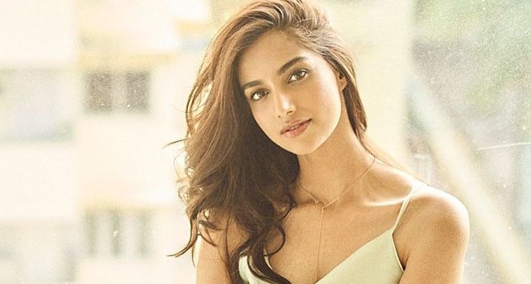 మినీ డ్రెస్ లో  మీనాక్షి చౌదరి   థైస్ షో