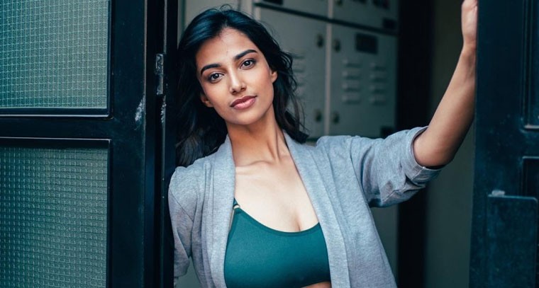 అందాలతో పిచ్చెక్కిస్తున్న మీనాక్షి చౌదరి