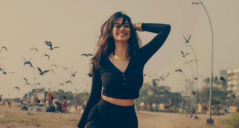 అదిరిపోయే డ్రెస్ లో మీనాక్షి చౌదరి మెరుపులు