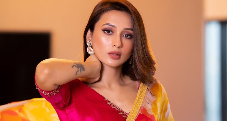 చీరలో వయ్యరాలు ఒలకబోసిన మిమీ చక్రవర్తి