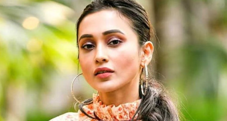 ఎయిర్‌లైన్స్ పై ఫైర్ అయిన మిమీ చక్రవర్తి