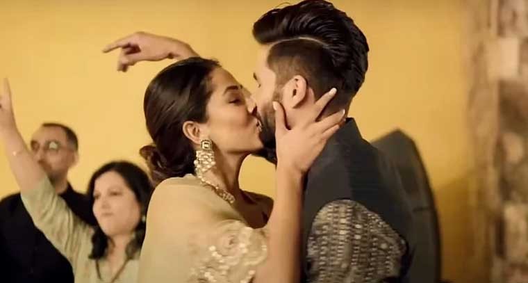 వెడ్డింగ్ లో హద్దులు దాటిన షాహిద్, మీరా