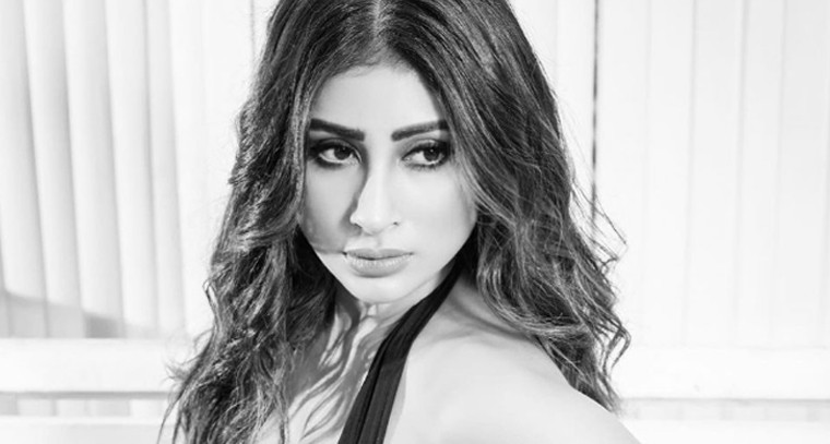 గ్లామరస్ లుక్‌ లో మౌని రాయ్