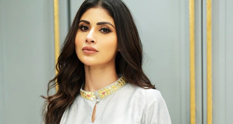 సింపుల్ లుక్‌లో  గ్లామరస్‌గా మౌనీ రాయ్