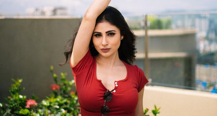  మౌని రాయ్ గ్లామర్ షో ..ఫొటోస్ 