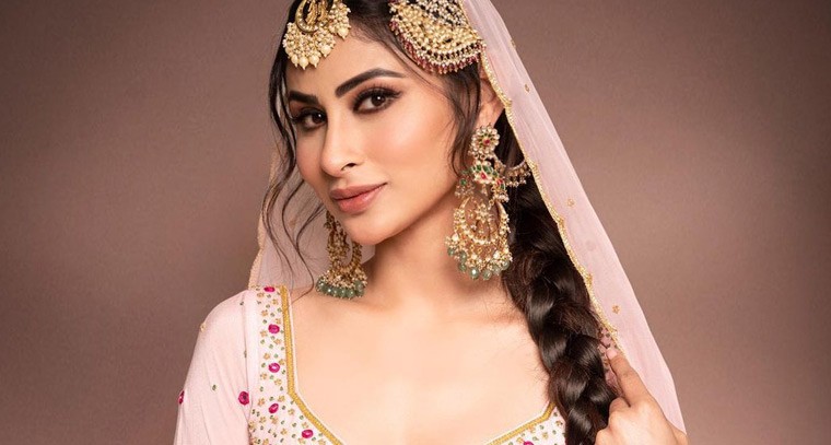 ఎథ్నిక్ లుక్‌లో  మౌని రాయ్ 