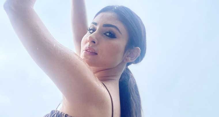 వర్షాన్ని ఆస్వాదిస్తూ  సోషల్ మీడియాలో మౌని రాయ్  పోస్ట్ 
