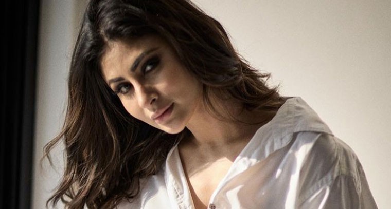 షర్ట్ బటన్ తీసి.. మోడ్రన్ లుక్‌లో మౌని రాయ్ హాట్ పిక్స్