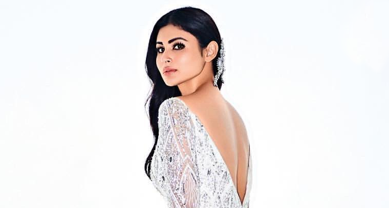 లెహంగాలో మౌని రాయ్ 