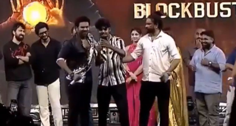 అభిమాని కాళ్ళు పట్టుకున్న మంచు మనోజ్