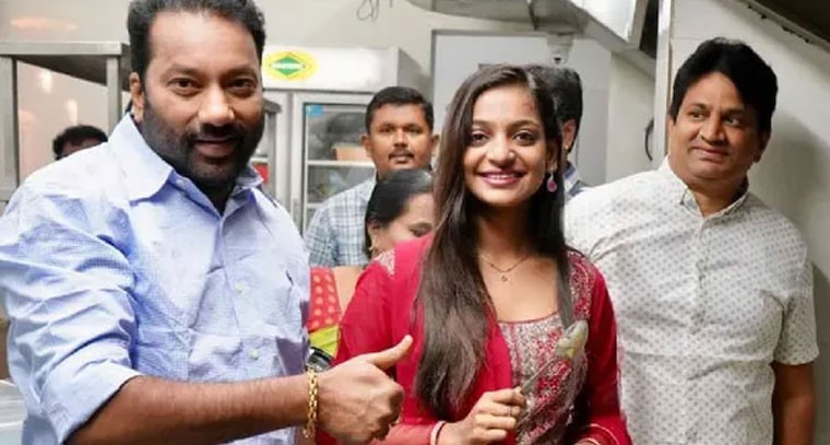 సోషల్ మీడియా స్టార్ మోనాలిసా హైదరాబాద్‌లో కిచెన్ ప్రారంభం