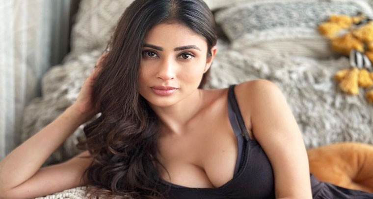 ఎద అందాలు చూపెడుతున్న మౌని రాయ్