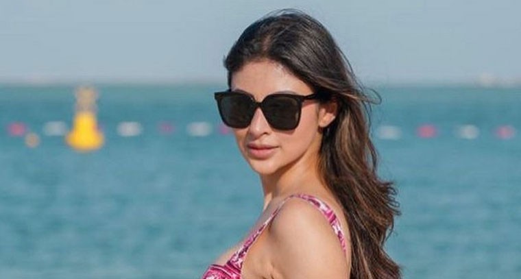 బీచ్ లో మౌనీరాయ్  ఖతర్నాక్ ఫోజులు