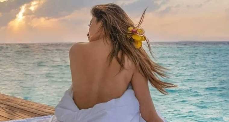 బీచ్‌లో మౌని రాయ్