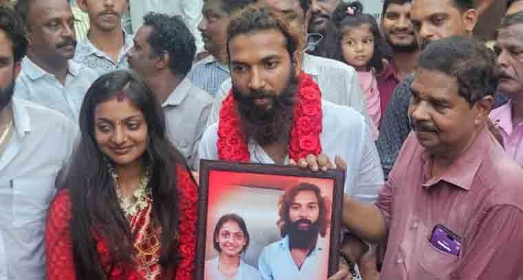 పెళ్లిపీటలెక్కిన మోనాలిసా 