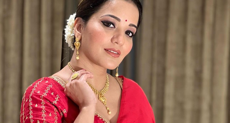 రెడ్ చీర లుక్‌లో అందంగా  మోనాలిసా 