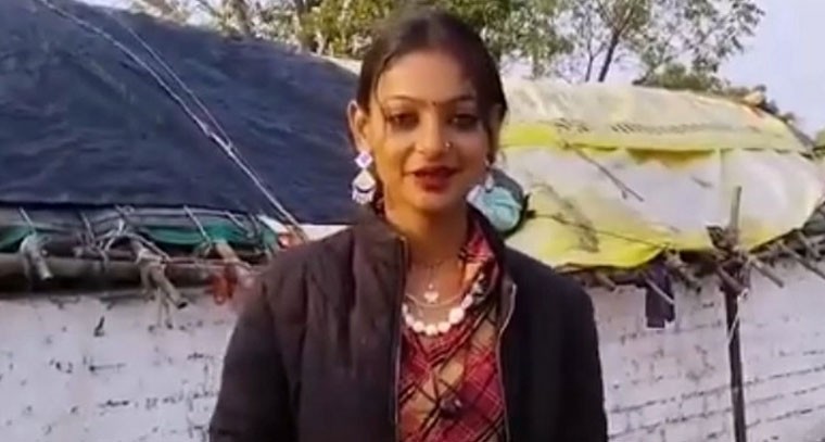 హిందీలో అక్షరాలు దిద్దుతున్న మోనాలిసా