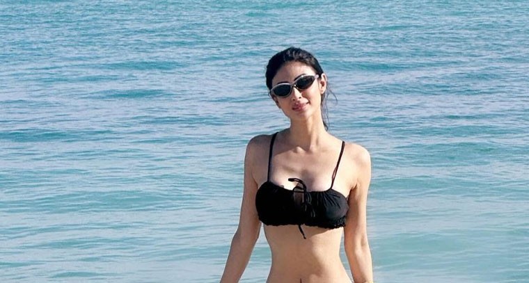 బికినీలో మైండ్ బ్లాక్ చేస్తున్న మౌనీ రాయ్