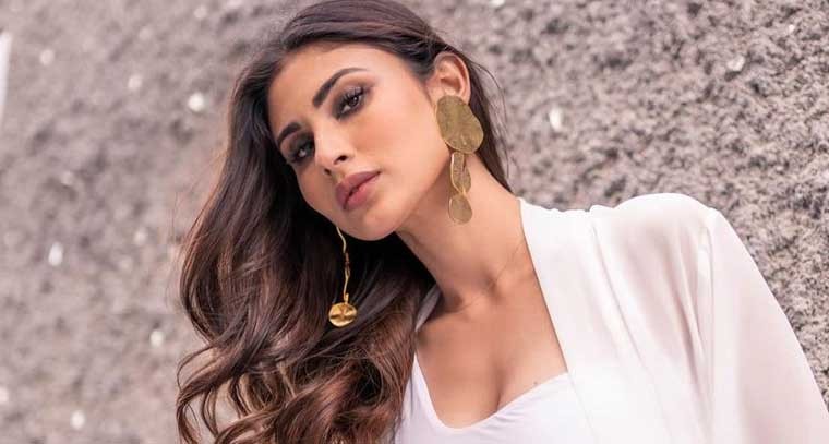 బికినీలో మౌని రాయ్ 