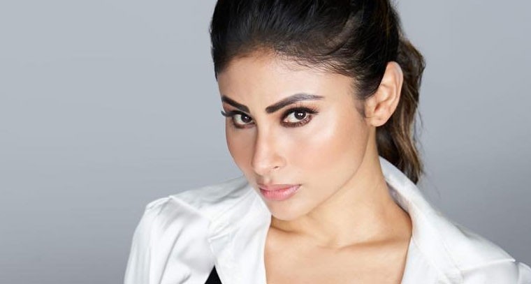 షార్ట్ స్కర్ట్ లో  మౌని రాయ్