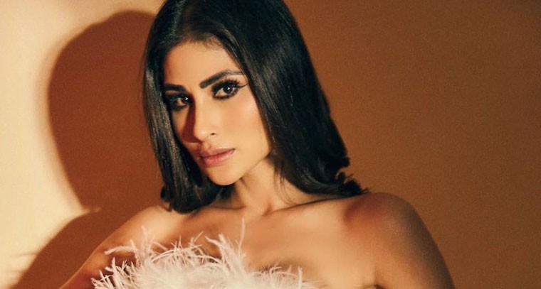  పొట్టి దుస్తుల్లో మౌని రాయ్ పోజులు