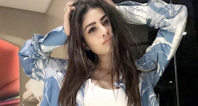 మౌని రాయ్ ను  అడ్డుకున్న సెక్యూరిటీ గార్డు