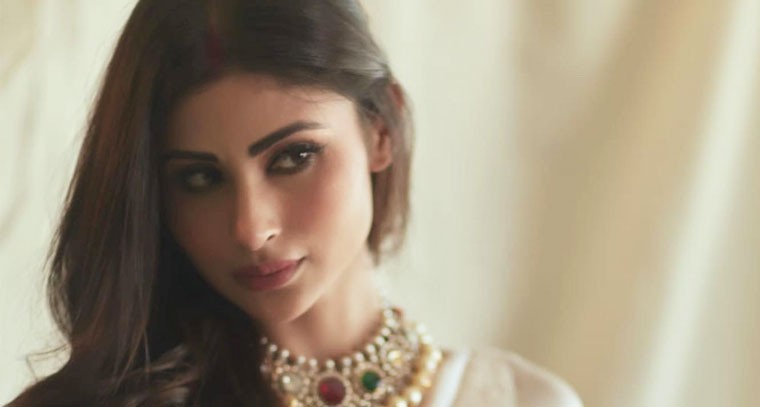 వైట్ కలర్ చీరలో మౌని రాయ్ స్టిల్స్ 