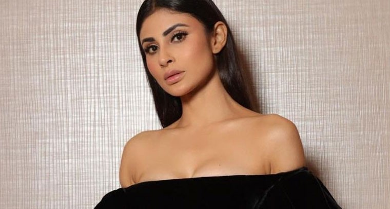 బ్లాక్ డ్రెస్ లో  మౌని రాయ్  ఫోటోషూట్ !