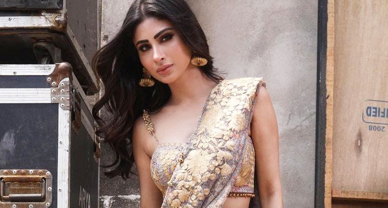 మౌని రాయ్ కిల్లర్ పోజ్  !