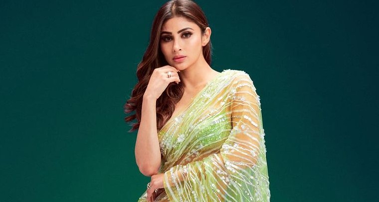 చీర కట్టులో ఉక్కిరి బిక్కిరి చేస్తున్న మౌని రాయ్ !