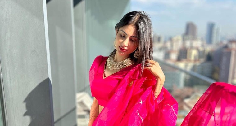  పింక్ కలర్ లెహంగాలో మౌని రాయ్ 