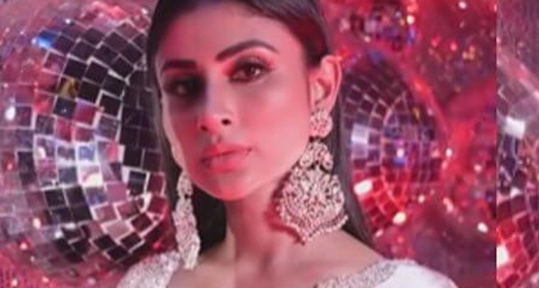 చీరలో మరింత అందంగా మౌని రాయ్  !