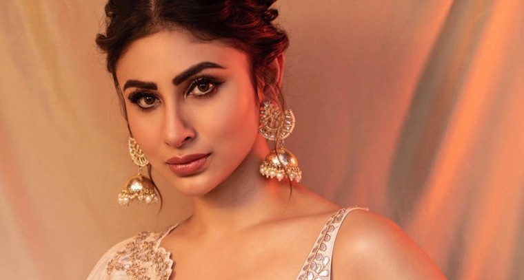 లెహంగా లో మౌని రాయ్