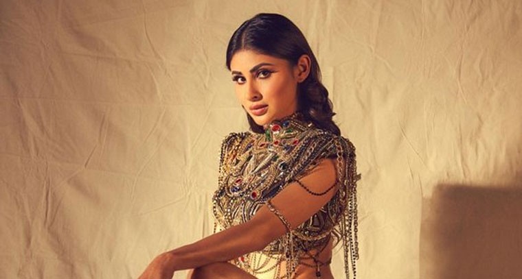 మినీ డ్రెస్ లో మౌని రాయ్  స్టిల్స్ 