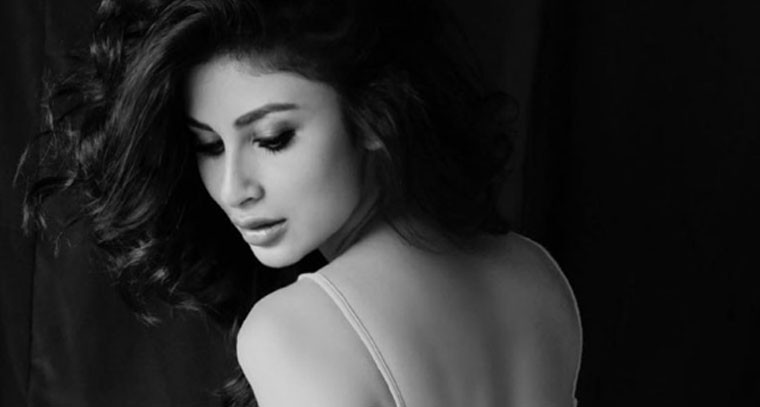 బ్యాక్‌లెస్ స్కిన్ ఫిట్ టాప్ లో మౌని రాయ్ స్టిల్ 