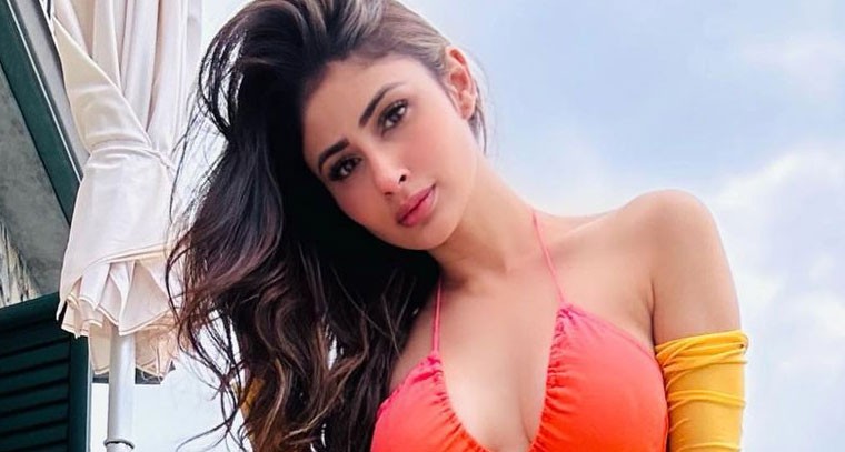 బికినీ లుక్ లో మౌనీ రాయ్ మెరుపులు..