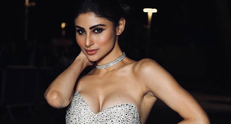  మౌని రాయ్ గ్లామర్ షో  !
