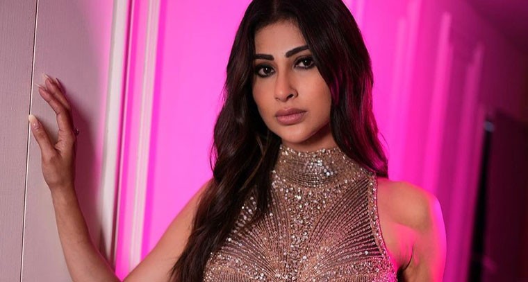 బాడీ టైట్ హెవీ సీక్వెన్స్ స్లీవ్‌లెస్ గౌను లో మౌని రాయ్