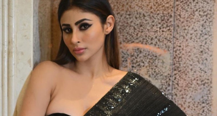 మౌని రాయ్  గ్లామరస్ పోజ్ !