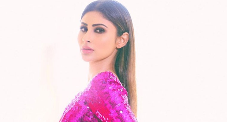  పింక్ కలర్ బాడీ ఫిట్ సీక్వెన్స్ గౌను లో  మౌనీ రాయ్ 