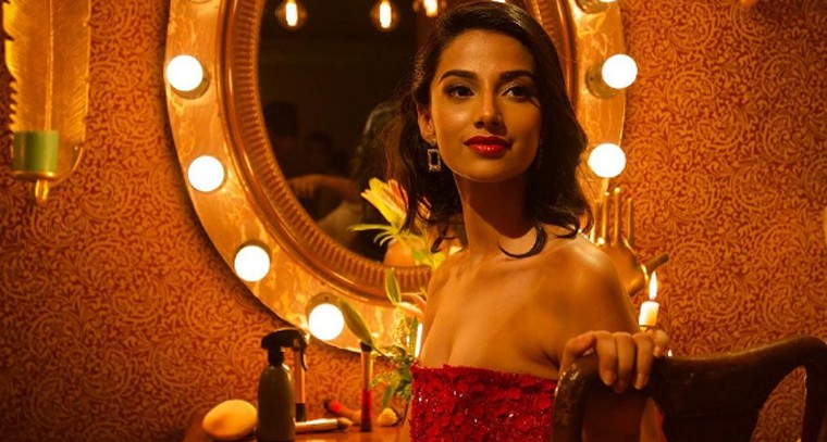 మీనాక్షి చౌదరి  గ్లామర్ షో