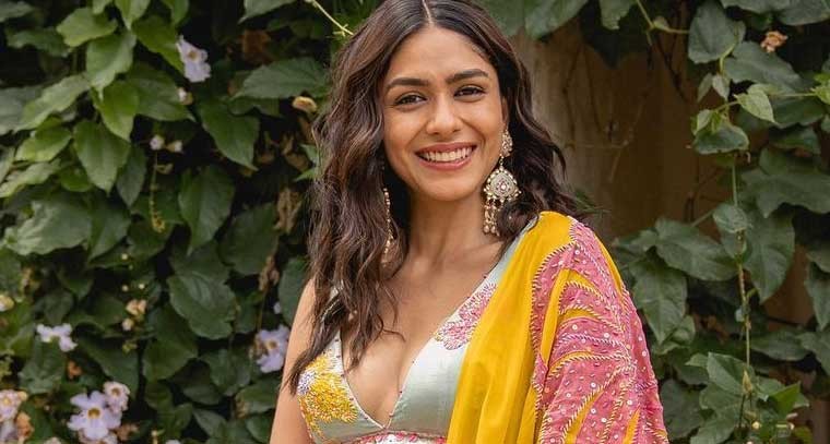 లెహంగా లో మృణాల్ ఠాకూర్