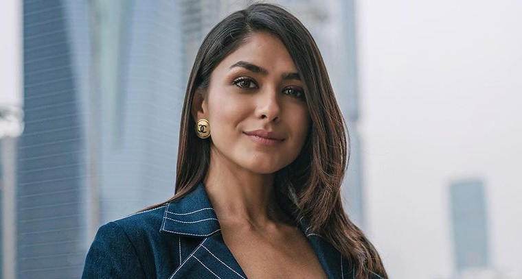 సూపర్ హాట్ గా మృణాల్